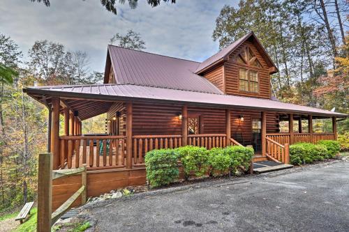 Φωτογραφία από το άλμπουμ του Woodsy Retreat with Hot Tub, 8 Mi to Dollywood! σε Sevierville