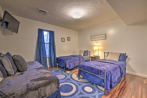 Кровать или кровати в номере Poconos Retreat Resort Perks, Lake Access!