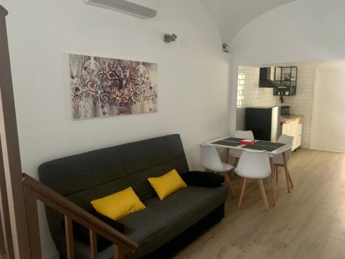 un soggiorno con divano e tavolo di PUERTA DE CACERES Apartamento 2 a Cáceres