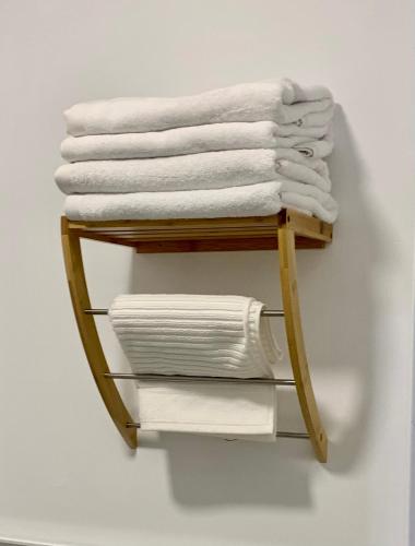 a towel rack with white towels on it at PUERTA DE CACERES Apartamento 2 in Cáceres