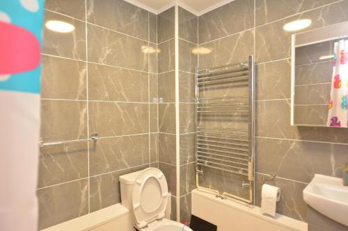 Bilik mandi di Newly refurbished 3 bedroom house London