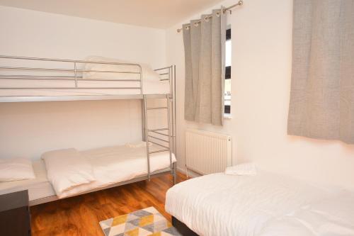 Katil dua tingkat atau katil-katil dua tingkat dalam bilik di Newly refurbished 3 bedroom house London