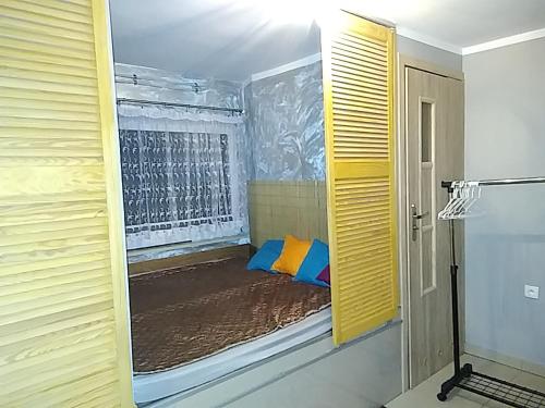 Mieszkanie nad jeziorem z własną linią brzegową في ايوافا: غرفة بها نافذة بها سرير