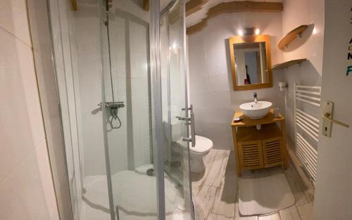 A bathroom at Le Cocon Gite