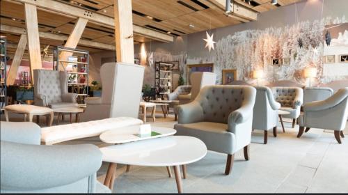 a waiting room with chairs and tables at Vučko Apartman U532 in Jahorina
