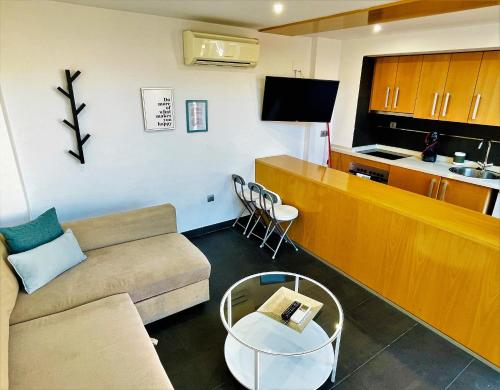 een woonkamer met een bank en een tafel bij Be Suites Centro in Granada