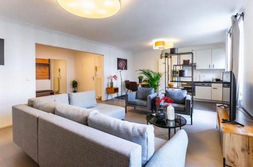 Кухня или мини-кухня в Experience Central Vienna from a Stylish and Modern Apartment
