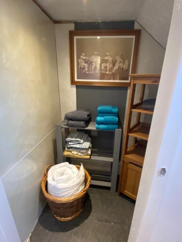 Gambar di galeri bagi Glenashdale 28 A 1/R Boyd Street Largs KA308LE di Largs