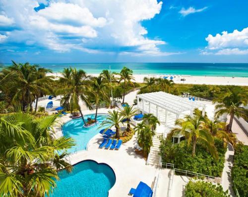uma vista aérea de um resort com piscina e praia em 1 bedroom in the BEST location in South Beach ! em Miami Beach