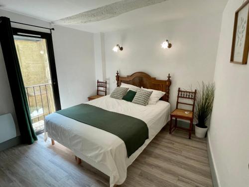 ein Schlafzimmer mit großem Bett und Fenster in der Unterkunft Maison de Roche - Uzès Centre historique La Fenestrelle in Uzès