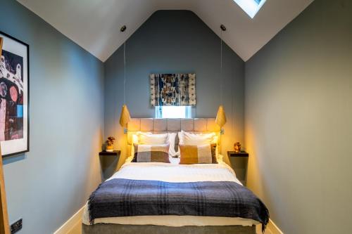 una camera con un grande letto di Bay Tree Cottage a York