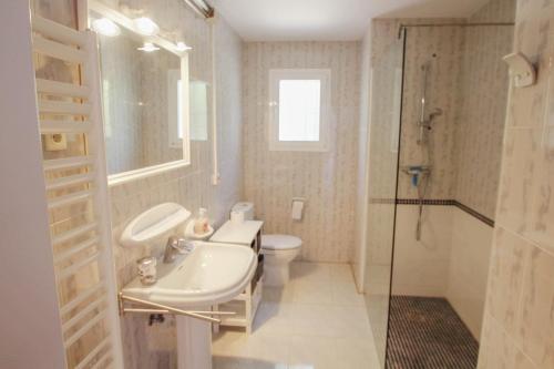y baño con lavabo, aseo y ducha. en Alma - holiday home with private swimming pool in Benitachell, en Cumbre del Sol