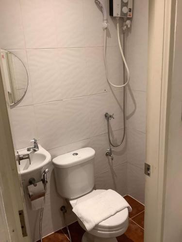 ein Bad mit einem WC, einem Waschbecken und einer Dusche in der Unterkunft CR.HOTEL in Makkasan