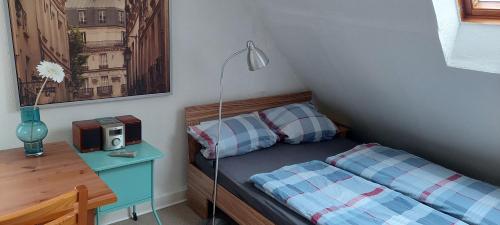 Turmzimmer في بيليفيلد: غرفة نوم صغيرة مع سرير ومكتب مع ميكروويف