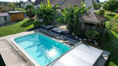 - une vue sur la piscine dans la cour dans l'établissement Gîte Évasion idyllique à l'étage près zoo-chateaux, à Faverolles-sur-Cher