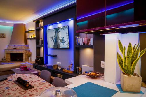Μια τηλεόραση ή/και κέντρο ψυχαγωγίας στο Efis guest house near Nafpaktos-Fully Equipped Home