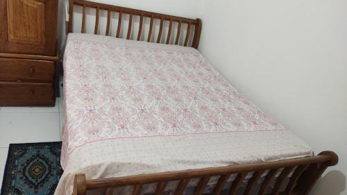 a wooden bed with a blanket on top of it at Maravilhosa casa na praia do Francês in Praia do Frances