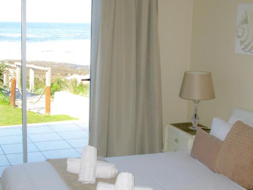 Postel nebo postele na pokoji v ubytování Beachfront House - Hermanus Whale View