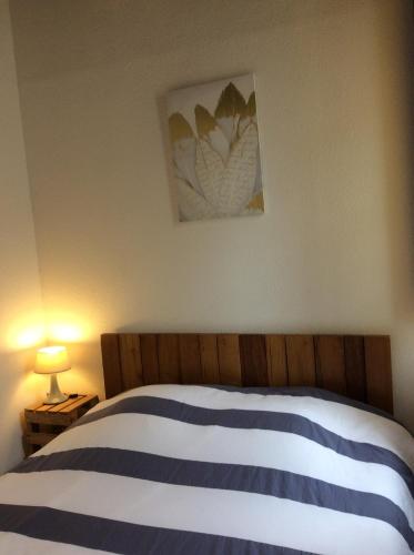 une chambre avec un lit et un tableau au mur dans l'établissement Joli appartement 