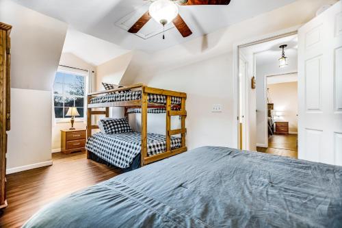 Ένα ή περισσότερα κρεβάτια σε δωμάτιο στο Twin Bear Cabin