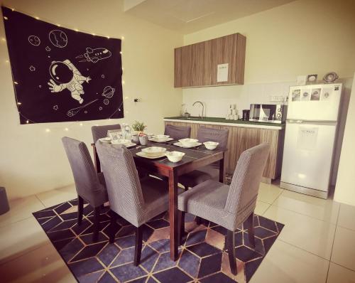 - une cuisine avec une table à manger et des chaises dans l'établissement Samudra @ Swiss Garden Residence, à Kuantan