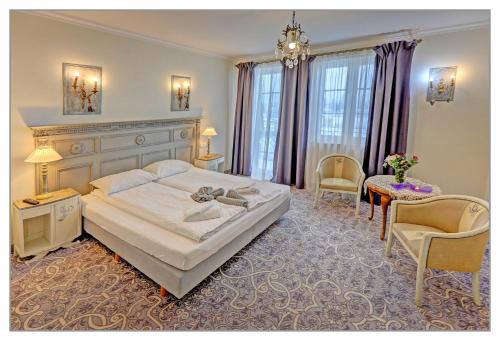 a bedroom with a bed and a table and chairs at Miód Lawenda in Biardy