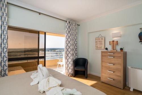 Un pat sau paturi într-o cameră la Marina Mar 'Penthouse' by SAPvillas