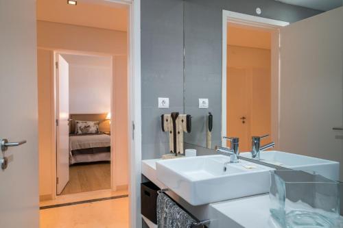 Ett badrum på Marina Mar 'Penthouse' by SAPvillas