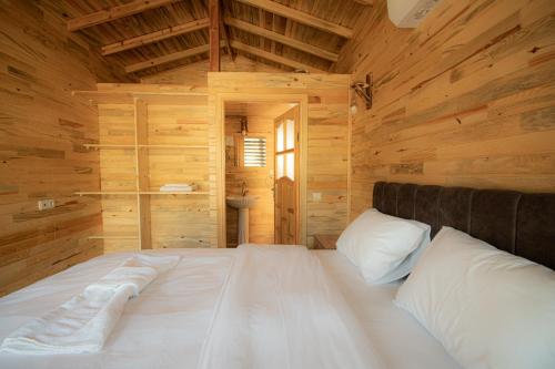 Giường trong phòng chung tại Alpstar Camping & Restaurant