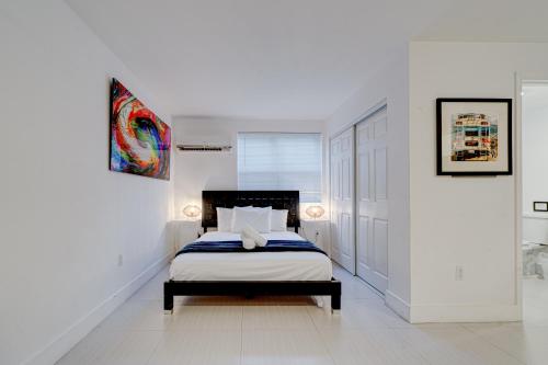 a hotel room with a bed and a desk at Wynwood Chalet in Miami