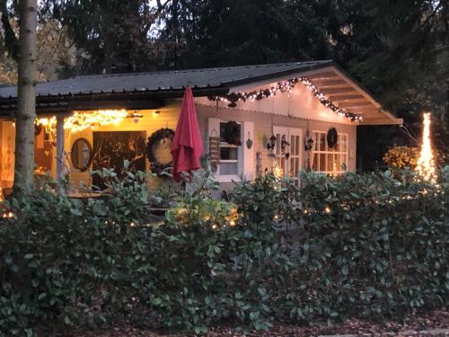 una casa con luces de Navidad delante de ella en Chalet Luxe, en Zutendaal