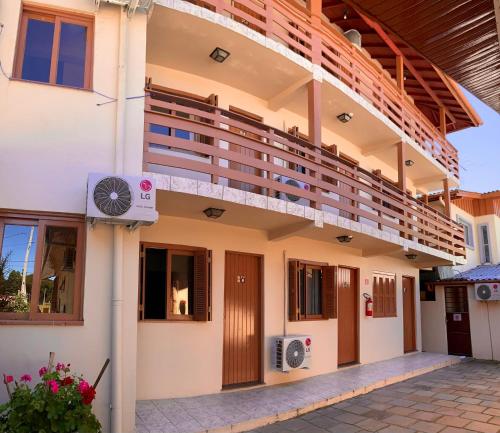 ein Gebäude mit einem Balkon darauf in der Unterkunft Pousada Bello Outono in Canela