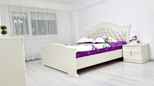 Ένα ή περισσότερα κρεβάτια σε δωμάτιο στο White Apartament, Brăila
