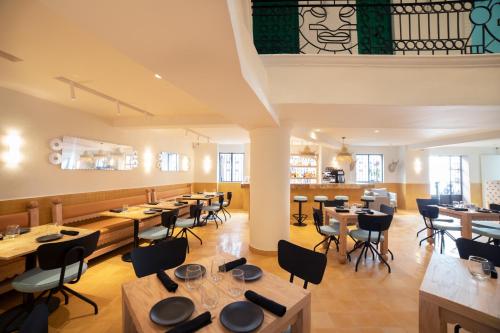 Un restaurante u otro lugar para comer en William Hotel Boutique De Diseño