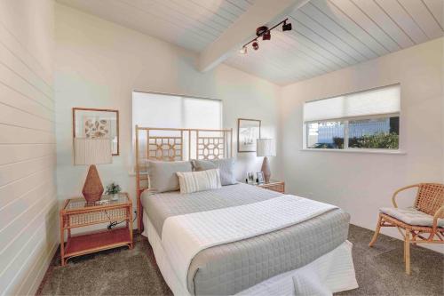 Un dormitorio con una cama, una silla y una ventana en Summer Delight, en Avila Beach