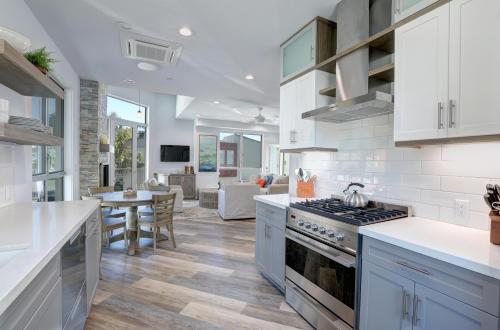 Η κουζίνα ή μικρή κουζίνα στο Avila Breeze