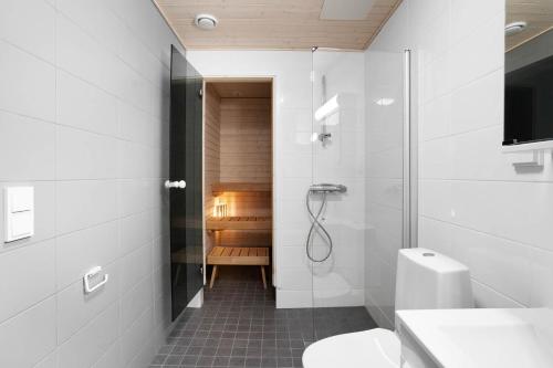 een badkamer met een douche en een toilet bij Lehtikatu Apartments in Rovaniemi