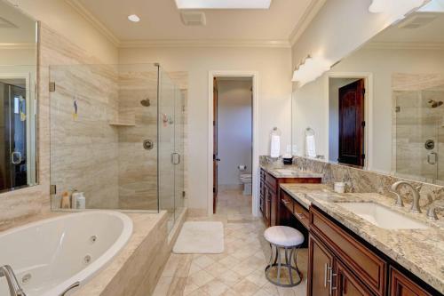 Ένα μπάνιο στο Aloha Avila