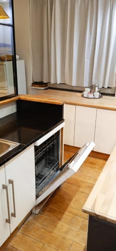 a kitchen with an open dishwasher in a kitchen at liège 4420 rue jean Jaurès 45 grande maison joyeuse avec terrasse 30m2 pour 8 personnes maximum in Saint-Nicolas