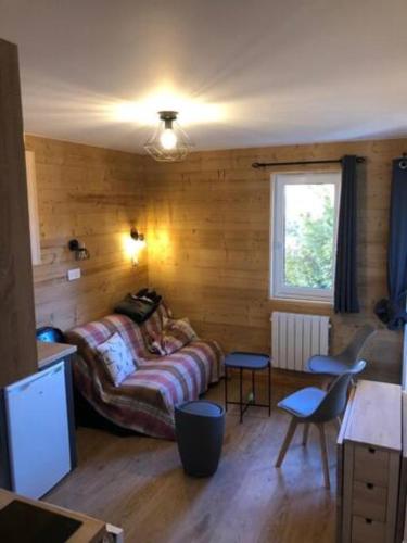 Cette chambre comprend un lit et un canapé. dans l'établissement Appartement ski Station Val Louron - Au pied des pistes - 4 - 6 personnes, à Génos