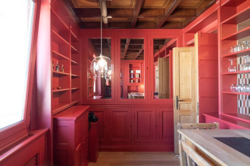 une chambre rouge avec des murs rouges et une porte dans l'établissement HYPERCENTRE 10 MIN DE LA GARE D'AVIGNON - Appartement charmant et lumineux, à Avignon