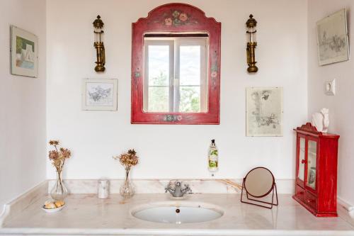 baño con lavabo y ventana en Monte da Japonica, en Redondo