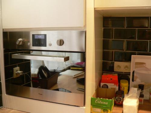 a kitchen with a view of a counter top at liège 4420 rue jean Jaurès 45 grande maison joyeuse avec terrasse 30m2 pour 8 personnes maximum in Saint-Nicolas