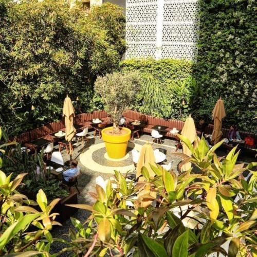 Un jardín fuera de Boutique Hotel Gauthier Restaurant Terrasse