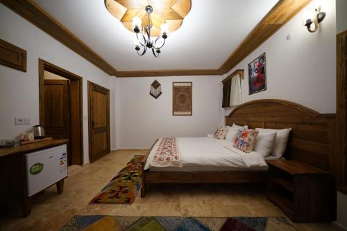 una camera da letto con un letto e un lampadario di Pashahan Hotel a Göreme