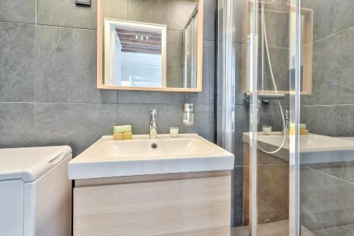 une salle de bain avec un lavabo et une douche dans l'établissement Cute Mezzanine Studio in the Heart of Paris (2M), à Paris