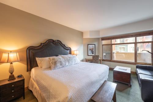 Luxury two bedroom condo ski in ski out tesisinde bir odada yatak veya yataklar