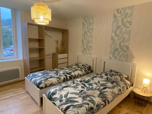 1 dormitorio con 2 camas y ventana en Cahors 62m2 - T3 neuf 4 étoiles certifié catégorie Prestige - le Bartassec - wifi - parking en Cahors