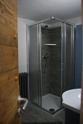 W łazience znajduje się prysznic ze szklanymi drzwiami. w obiekcie La Maison du Gorret w Aoście