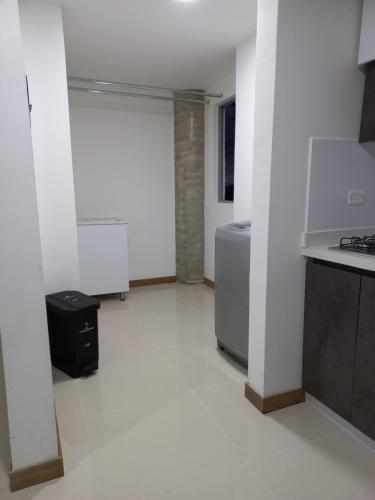 an empty kitchen with a stove and a refrigerator at Apartamento vacacional FL Martinz in Manizales